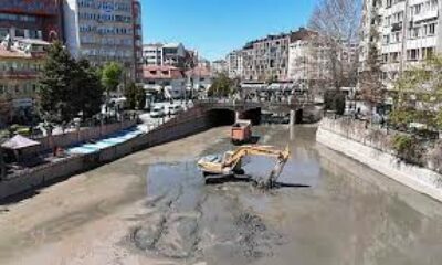 Eskişehir’de gondolların dolaştığı yerde kamyonlar gezdi, susuz Porsuk’u gören turistler şaşkınlık yaşadı