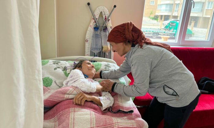 Alzheimer annesine bakmak için diktiği toka için siparişleri patladı