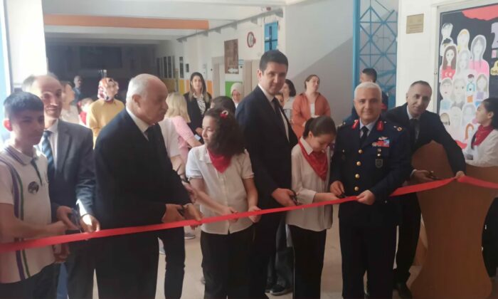 Eskişehir Orgeneral Halil Sözer Ortaokulu‘nda ‘Atatürk Çocukları Çok Severdi’ isimli resim ve fotoğraf sergisi