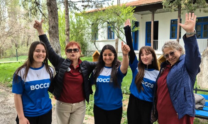 Tazelenme Üniversitesinin yaşlı öğrencileri bocce ile tanıştı