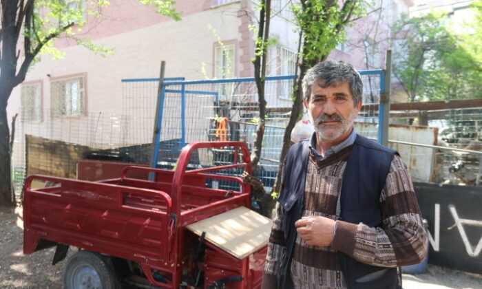 4 kilidi kırılıp çalınan motosikletini bu kez gemi zinciriyle bağladı