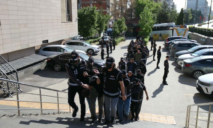 FETÖ’yü finanse eden Maydonoz Döner’e yapılan operasyonda 23 şüpheli yakalandı