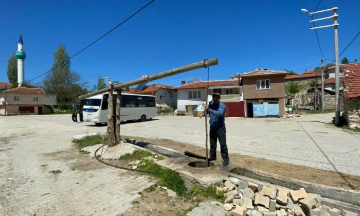 Köylü 100 yıldır su ihtiyacını bu kuyudan karşılıyor