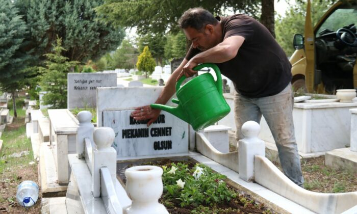 300 mezara gözü gibi bakıyor, Avrupa’dan müşterileri var