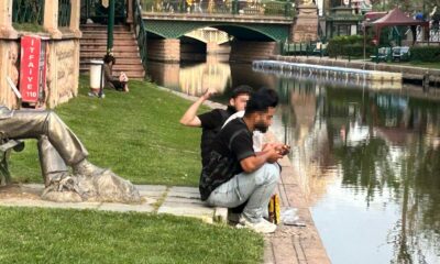 Eskişehir’de trajikomik kare: ‘Çekirdek Çitleyen Eşek’in önünde çekirdek çitlediler