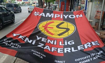 Esnaf kendi imkanlarıyla dev Eskişehirspor bayrağı yaptırdı