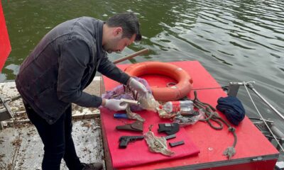 Eskişehir’de temizlik görevlileri, çöp yerine tabanca topladı