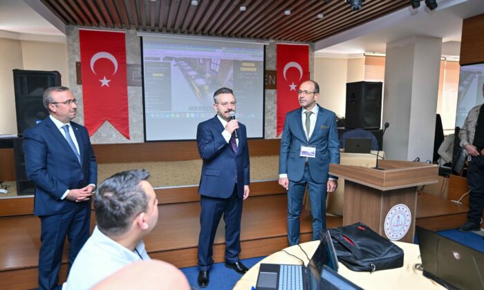 Eskişehir Valisi Hüseyin Aksoy, ‘Yapay Zeka Eğitici Eğitimi’ programında öğretmenlerle buluştu