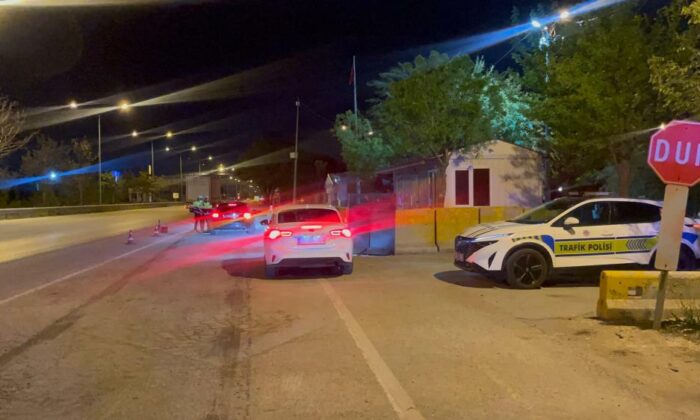 Uygulama noktasından kaçmaya çalışan aracın çarptığı polis yaralandı