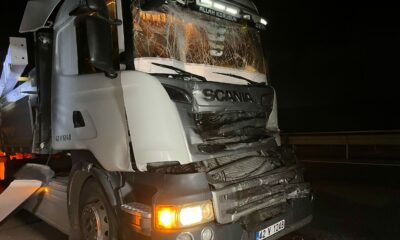 Önündeki tıra çarpan demir yüklü tırın sürücüsü yaralandı