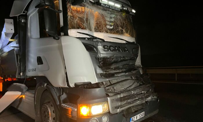 Önündeki tıra çarpan demir yüklü tırın sürücüsü yaralandı