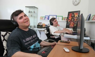 Yalnızca parmaklarını kullanabilen ikiz kardeşler bin parça besteledi