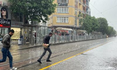 Eskişehir’de yağmur vatandaşlara zor anlar yaşattı