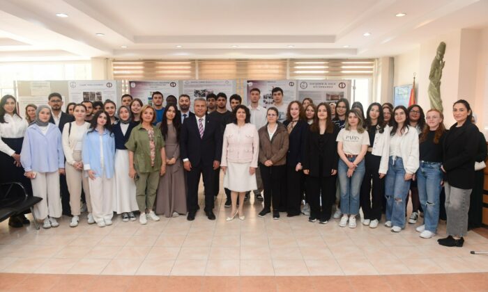 Eczacılık Fakültesi’nde ‘Topluma Hizmet Uygulamaları’ dersi çerçevesinde sergi açıldı