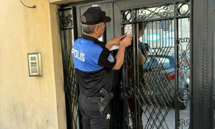 Binaların giriş kapılarına binlerce ‘Hırsızlık Açık Kapı Sever’ isimli etiket yapıştırıldı