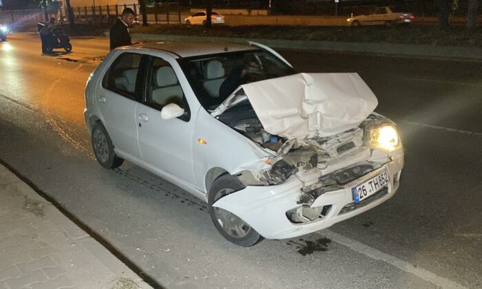 Tıra arkadan çarpan otomobil kullanılmaz hale geldi, sürücüsü yaraland