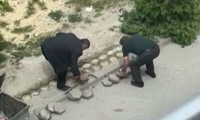 Sokaktaki kaldırım taşlarını söktü, görüntüleri yayılınca geri yerine koydu