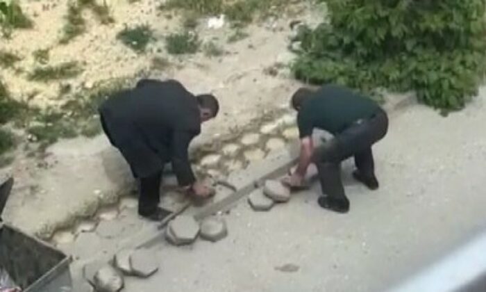 Sokaktaki kaldırım taşlarını söktü, görüntüleri yayılınca geri yerine koydu