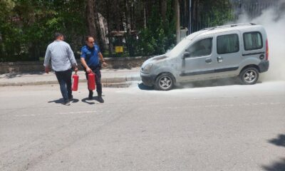 Yanan aracı polis söndürdü