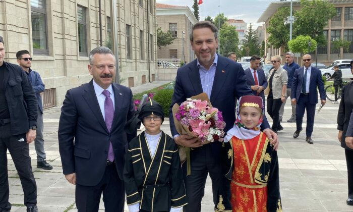 Bakan Bayraktar, Eskişehir Valiliği’ni ziyaret etti