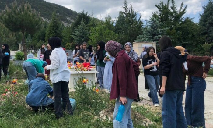 Kütahya’da İmam Hatip Lisesi öğrencilerinden mezarlık ve şehitliğe manevi ziyaret