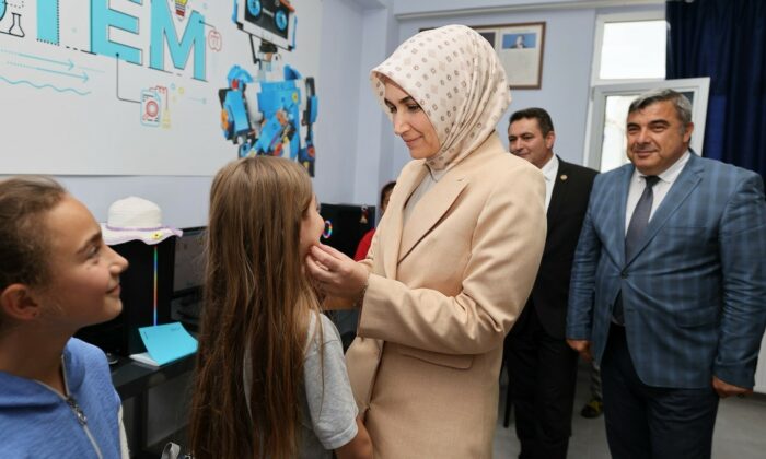 Vali Yiğitbaşı, Kodlama ve Sanat Atölyesi’ni ziyaret etti