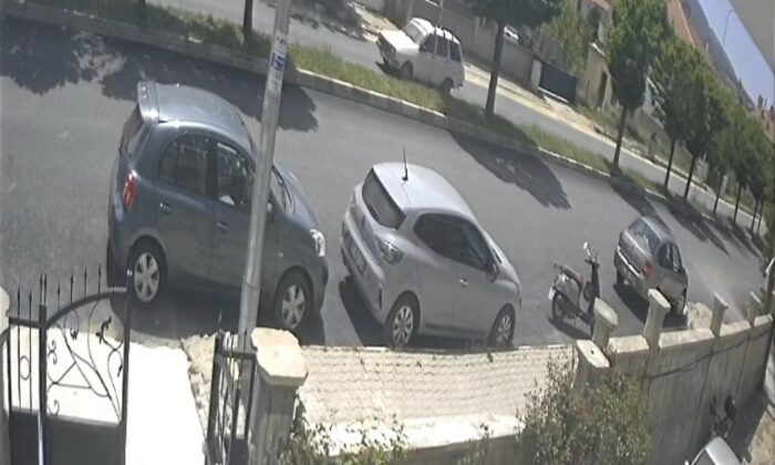Gençlerin yaralandığı motosiklet kazası güvenlik kamerasında