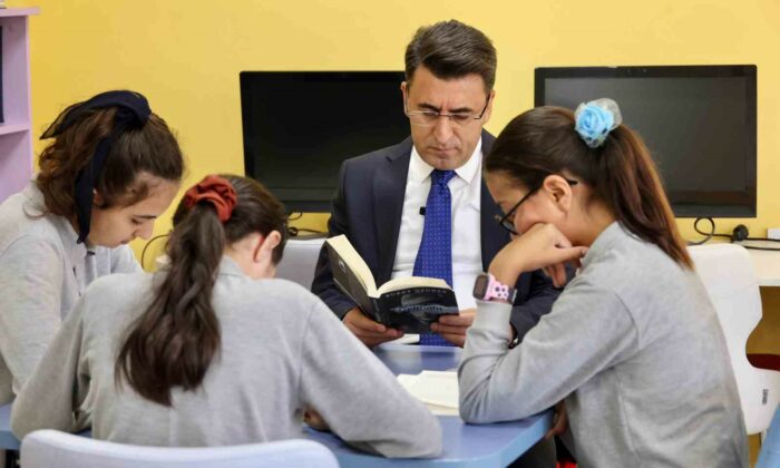 Vali Şefik Aygöl, öğrencilerle kitap okudu