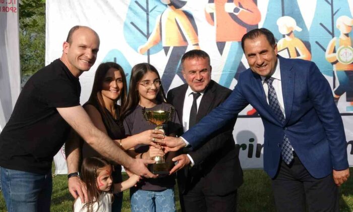 Terör gazisi Halil Er, oryantiring yarışmasında kızıyla birinci oldu