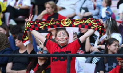 Şampiyonluğunu stadında kutlayan Eskişehirspor taraftarından siyah-kırmızı manzaralar