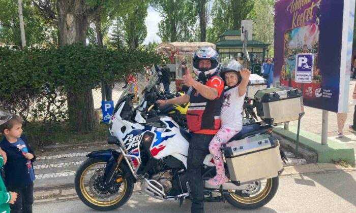 (ÖZEL) Kanserden iyileşen çocuklar motosikletle gezdirildi, hayır panayırı ve tiyatro etkinliklerine katıldı