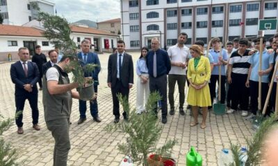 Öğrenciler gelecekleri için fidan diktiler