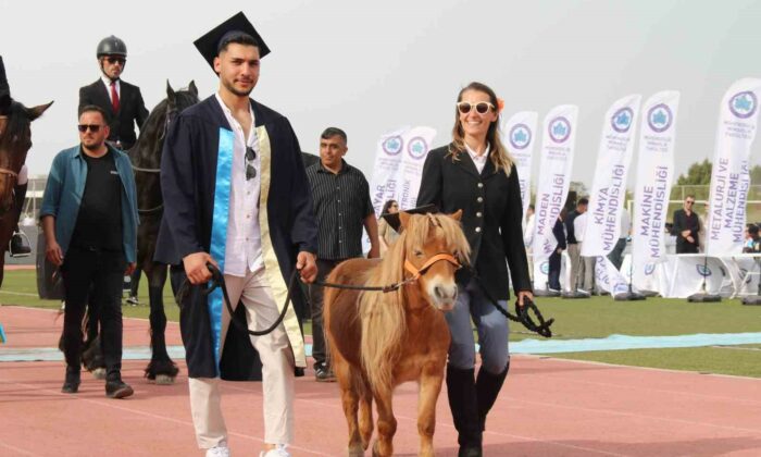 Kep takan sevimli at, 4 bin 500 öğrenci ile birlikte mezun oldu