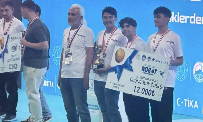 Eskişehirli öğrencilerden Uluslararası Robot Yarışması’nda büyük başarı