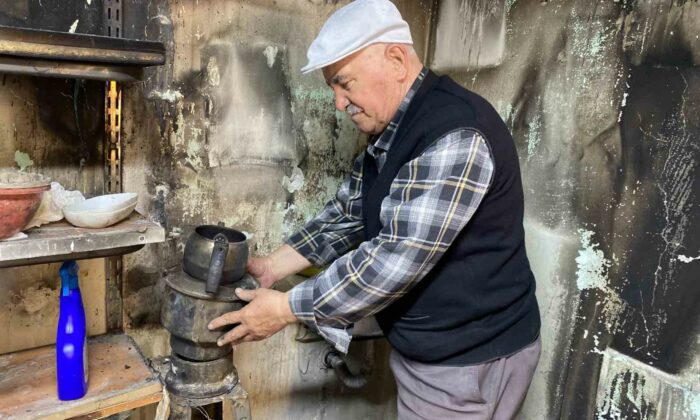 Emanet dükkanı yanan emekli öğretmen kendisine destek olan vatandaşlara teşekkür etti