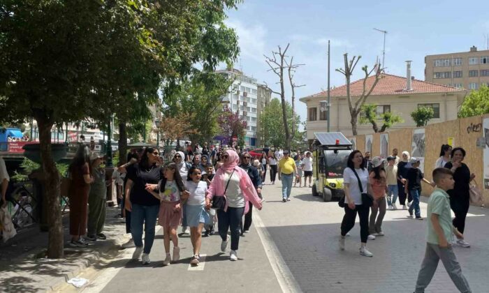 Sıcak havayı fırsat bilen vatandaşlar şehir merkezlerinde yoğunluk oluşturdu