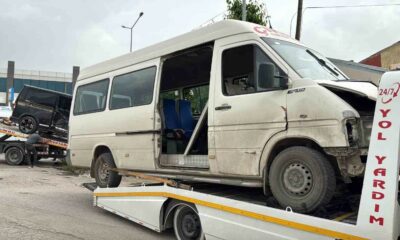 Minibüs ile kamyonet çarpıştı, 9 kişi yaralandı