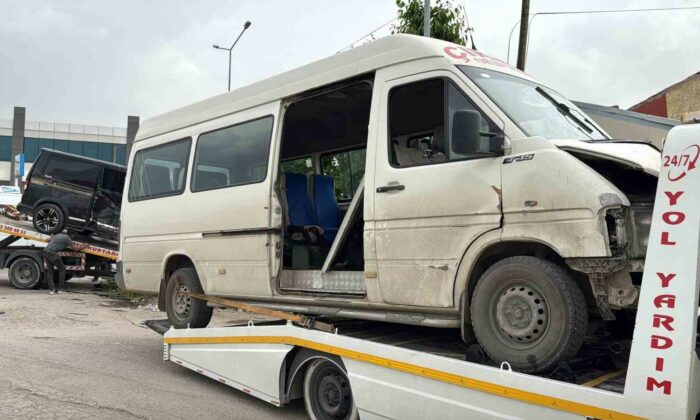 Minibüs ile kamyonet çarpıştı, 9 kişi yaralandı