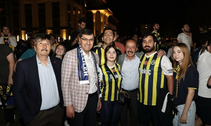 Kütahyalılar, EuroLeague final heyecanını belediye bahçesinde birlikte yaşadı
