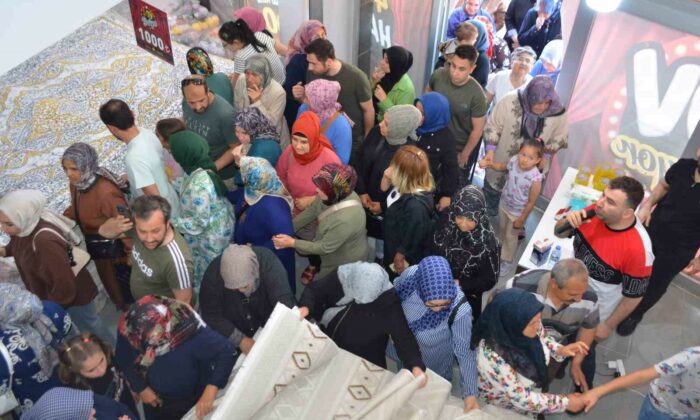 Mağazaya girmek için adeta birbirilerini ezdiler