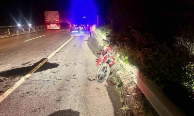 Kontrolden çıkan motosiklet refüje çarparken, sürücüsü ağır yaralandı