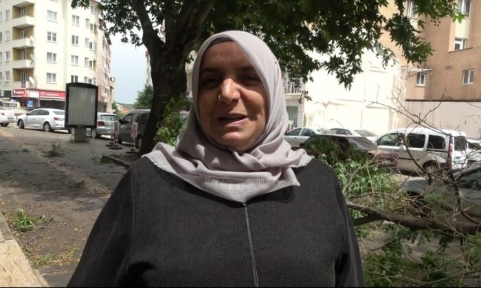 Bilecik’te yaşanan fırtınada üzerine ağaç dalı düşmesinden son anda kurtuldu