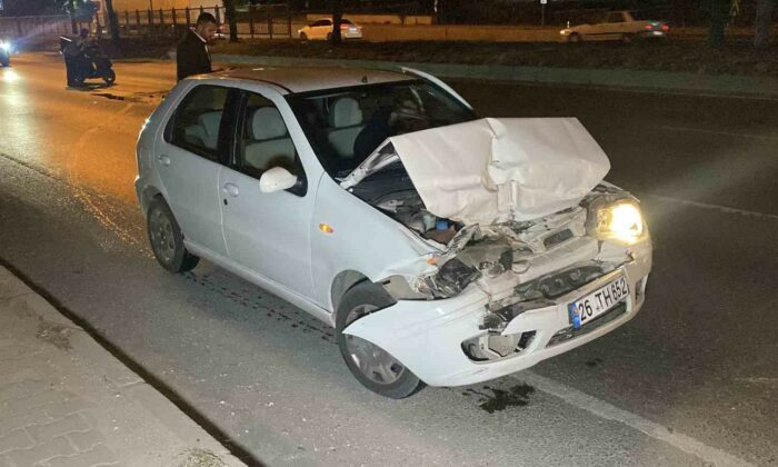 Tıra arkadan çarpan otomobil kullanılmaz hale geldi, sürücüsü yaralandı