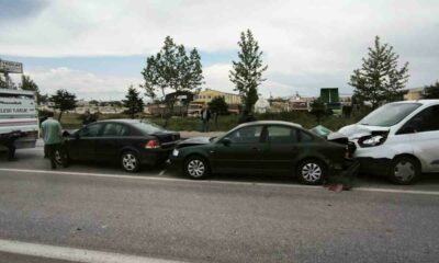 Afyonkarahisar’da zincirleme trafik kazası, 4 araç birbirine girdi