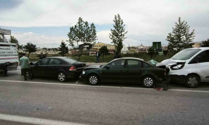 Afyonkarahisar’da zincirleme trafik kazası, 4 araç birbirine girdi