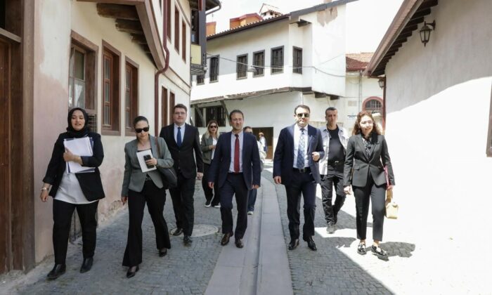 Kütahya’da ’Pekmez Pazarı Sokak Sağlıklaştırma Projesi’ yerinde incelendi