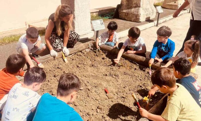 Minik öğrenciler temsili arkeolojik kazı çalışması yaptı