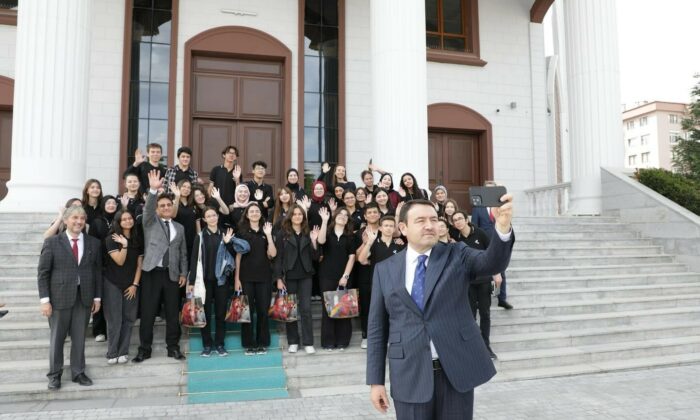 Vali Musa Işın gençlerle “Türkiye Yüzyılı Kariyer Fırsatları” panelinde buluştu