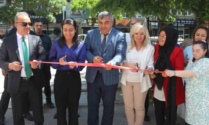 Afyonkarahisar’da özel yüreklerden anlamlı sergi