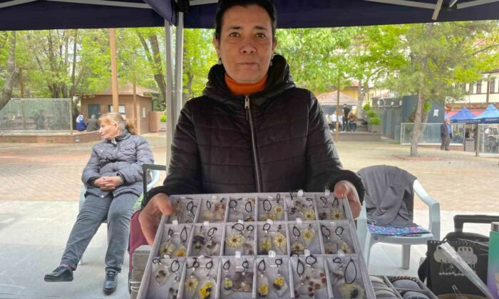 Canlı çiçekler epoksi reçine ile kolyeye dönüşüyor